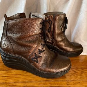 Bionica wedge booties